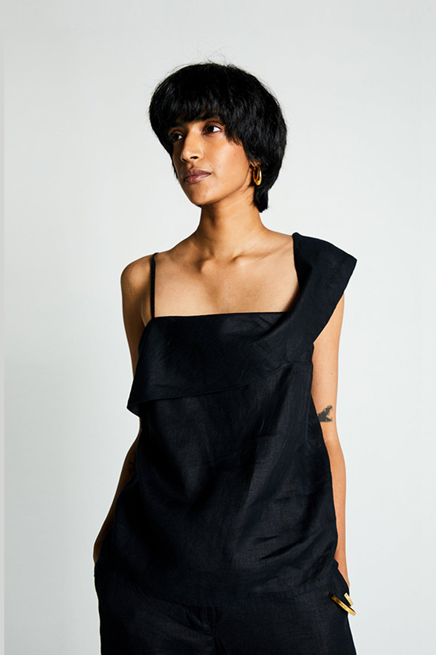 The Wandering Wave Top in Black-0